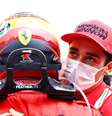 Charles Leclerc abraça Carlos Sainz e o cumprimenta pelo pódio no GP de Mônaco   Foto: Scuderia Ferrari / Grande Prêmio