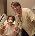 Bolsonaro e a mulher não identificada fizeram sinal de positivo enquanto posavam para a foto  Foto: Instagram Michelle Bolsonaro / Reprodução