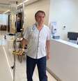 Bolsonaro caminha pelos corredores de hospital em São Paulo  Foto: Twitter