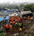 Equipes de resgate procuram sobreviventes depois que uma casa desabou devido a um deslizamento de terra causado por fortes chuvas em Mumbai, na Índia  Foto: Niharika Kulkarni / Reuters