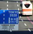 Placa com orientações sobre os horários de funcionamento dos locais em Tóquio
REUTERS/Naoki Ogura  Foto: Reuters