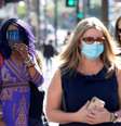 Mulheres andam de máscaras em Los Angeles
 29/3/2021  REUTERS/Mario Anzuoni  Foto: Reuters