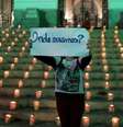 Manifestante, com velas ao fundo, segura cartaz, onde está escrito: "Onde erramos?"  Foto: Reuters / BBC News Brasil