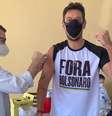 Ator João Vicente tomou a vacina com camisa crítica ao governo Bolsonaro  Foto: Reprodução/Instagram