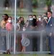 Sem máscara, Bolsonaro conversa com apoiadores em Brasília  Foto: Adriano Machado / Reuters