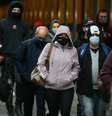 Pedestres enfrentam manhã de muito frio no bairro da Vila Olímpia, na zona sul da capital paulista, nesta terça-feira  Foto: Felipe Rau / Estadão Conteúdo