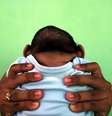 Bebê com microcefalia é erguido por sua mãe em Olinda, em foto de 2016  Foto: REUTERS/Nacho Doce / BBC News Brasil