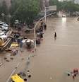 Estragos das fortes chuvas na cidade de Zhengzhou, na China  Foto: Oriental Image / Reuters