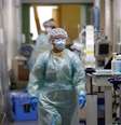 Profissionais de saúde caminham em hospital em Kawasaki, ao sul de Tóquio
04/05/2020
REUTERS/Issei Kato  Foto: Reuters