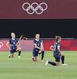 Jogadoras fazem primeiro ato antirracismo em Jogos de Tóquio  Foto: Kyodo via Reuters Connect