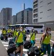 Seleção brasileira feminina durante a sua chegada na Vila Olímpica de Tóquio  Foto: Jonne Roriz/COB