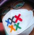 Homem com máscara em protesto contra os Jogos Olímpicos no Japão; medidas foram implementadas para tentar evitar que evento vire um 'superpropagador' de covid-19  Foto: Reuters / BBC News Brasil
