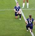 Jogadoras britânicas se ajoelham antes de partida contra o Chile pelos Jogos Olímpicos  Foto: Kyodo / Reuters