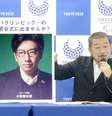 Hiroshi Sasaki, diretor executivo de criação dos Jogos Paralímpicos de Tóquio, exibe em 2019 um cartaz com a foto de Kentaro Kobayashi, agora demitido   Foto: Kyodo/Reuters 