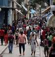 Pessoas caminham em rua de Havana em meio a aumento de casos de Covid-19 em Cuba
15/06/2021
REUTERS/Alexandre Meneghini  Foto: Reuters