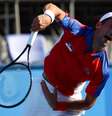Djokovic executa saque durante a sua vitória na estreia nos Jogos de Tóquio  Foto: Mike Segar/Reuters