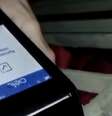 Entregador iluminou a maquininha enquanto a cliente digitava a senha; com isso, conseguiu ver os dígitos marcados  Foto: Reprodução/whatsApp / BBC News Brasil