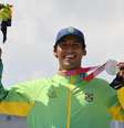 Kelvin Hoefler posa com medalha de prata no pódio dos Jogos de Tóquio  Foto: Toby Melville / Reuters