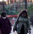 Pedestres protegidas do frio na capital paulista em julho; cidade pode registrar a menor temperatura desde 1994  Foto: Getty Images / BBC News Brasil