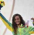 Com 13 anos e 203 dias de idade, Rayssa Leal ganhou prata no skate street olímpico em Tóquio 2020 nesta segunda-feira (26/07)  Foto: Reuters / BBC News Brasil