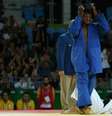 O judoca refugiado Popole Misenga (de pé) durante a sua participação nos Jogos Olímpicos do Rio-2016  Foto: Toru Hanai/Reuters 
