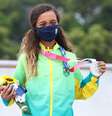 Rayssa Leal exibe a medalha de prata no pódio dos Jogos Olímpicos de Tóquio  Foto: Lucy Nicholson/Reuters
