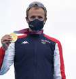 Kristian Blummenfelt mostra a medalha de ouro conquistada em Tóquio Hannah Mckay/Reuters  Foto: Hannah Mckay  / Reuters