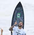 Carregado, Ítalo Ferreira agradece a Deus pela conquista do ouro olímpico no surfe  Foto: Kyodo/Reuters