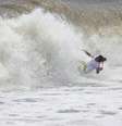Silvana Lima sofre uma queda durante a sua participação nas quartas de final do surfe  Foto: Lisi Niesner/Reuters