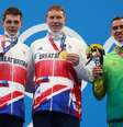 Scott Duncan, Tom Dean e Fernando Scheffer exibem as suas medalhas no pódio  Foto: Kai Pfaffenbach/Reuters