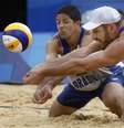 Em jogo equilibrado, Alison e Álvaro Filho perdem de norte-americanos no vôlei de praia  Foto: John Sibley