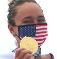 Carissa Moore mostra medalha de ouro conquistada nesta terça-feira no surfe Lisi Niesner/Reuters  Foto:  Lisi Niesner / Reuters