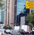 Placa instalada pela CET para ampliação do rodízio na Avenida Vital Brasil, em São Paulo  Foto: Epitácio Pessoa / Brasil, São Paulo, SP. 23/04/2014. Placa instalada pela CET para ampliação do rodízio na Avenida Vital Brasil, em São Paulo.
