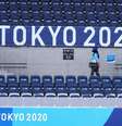 Espectadora caminha embaixo de placa da Tóquio 2020 no estádio onde é disputado o torneio olímpico do hóquei
24/07/2021 REUTERS/Siphiwe Sibeko  Foto: Reuters