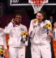 Vencedoras norte-americanas do ouro no basquete, Allisha Gray, Kelsey Plum, Stefanie Dolson e Jacquelyn Young, posam para foto com suas medalhas na Olimpíada
28/07/2021 REUTERS/Andrew Boyers  Foto: Reuters