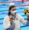 Katie Ledecky exibe a medalha de ouro conquistada na prova dos 1500m livre em Tóquio  Foto: Rob Schumacher/USA Today/Reuters