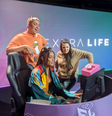 Participantes Yarley e Rebeca conversam com Malena durante gravações do Extra Life  Foto: Divulgação/Extra Life