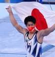 Ginasta japonês Daiki Hashimoto comemora medalha de ouro conquistado no individual geral da ginástica na Olimpíada de Tóquio
28/07/2021 REUTERS/Mike Blake  Foto: Reuters
