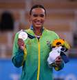 Rebeca Andrade posa com a medalha de prata  Foto: Dylan Martinez / Reuters