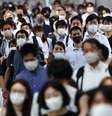 Passageiros usando máscaras de proteção caminham em direção à estação de Shinagawa, em Tóquio
28/07/2021 REUTERS/Kim Kyung-Hoon  Foto: Reuters