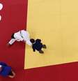 Maria Suelen leva sua mão ao joelho esquerdo depois da derrota sofrida para rival francesa  Foto: Sergio Perez/Reuters