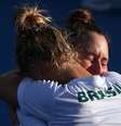 Laura Pigossi e Luisa Stefani celebram medalha de bronze
 31/7/2021    REUTERS/Yara Nardi  Foto: Reuters