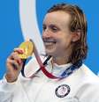 Ledecky exibe o seu terceiro ouro olímpico conquistado na prova dos 800m livre  Foto: Oliver Weiken/dpa/Reuters