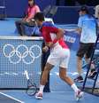 Irritado, Djokovic quebra a sua raquete durante o terceiro set do jogo deste sábado  Foto:  Robert Deutsch-USA Today/Reuters