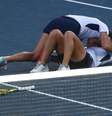  Laura Pigossi e Luisa Stefani se abraçam no chão pelo feito inédito no Japão Yara Nardi/Reuters  Foto: Yara Nardi  / Reuters