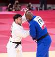 O japonês Aaron Wolf enfrenta o francês Teddy Riner na disputa por equipes do judô em Tóquio  Foto: Enrico Calderoni/Reuters