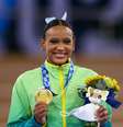 Rebeca Andrade posa com a medalha de ouro  Foto: Kyodo / Reuters