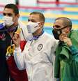 Bruno Fratus exibe a sua medalha de bronze ao lado de Dressel (ouro) e Manadou (prata)  Foto: Rob Schumacher-USA TODAY Sports/Reuters