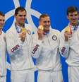 Liderada por Dressel, a equipe dos EUA exibe a medalha de ouro conquistada na prova do revezamento 4x100m medley  Foto: Sergei Bobylev/TASS/Reuters