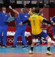 O capitão Bruninho, Renan e outros membros da Seleção comemoram vitória sobre franceses  Foto: Valentyn Ogirenko/Reuters